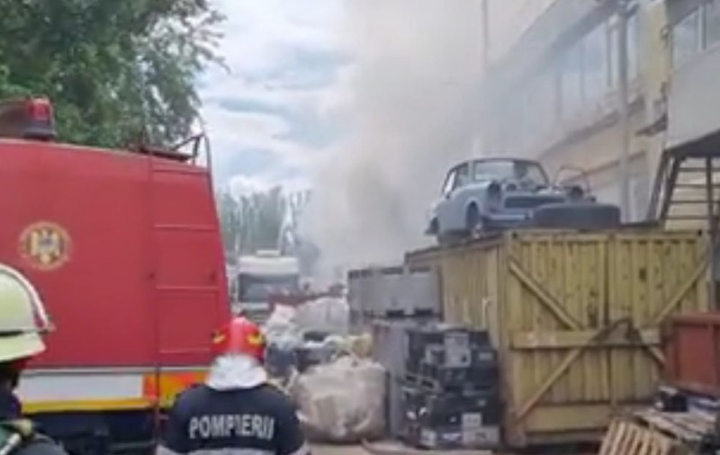 Incendiu la un centru de colectare a deșeurilor din sectorul 6