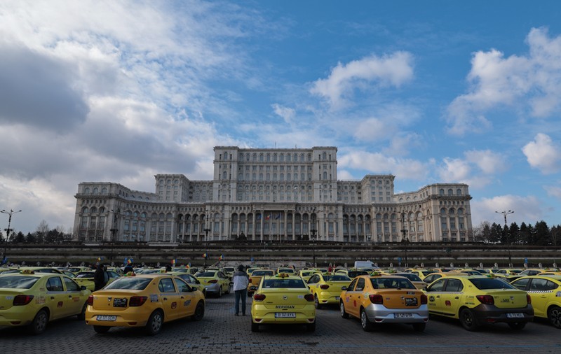 Protest al taximetriștilor în Piața Constituției. Ei au cerut fiscalizarea Bolt și Uber și au amenințat cu blocarea Bucureștiului