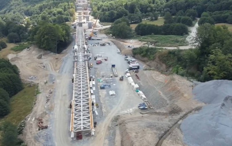 Secțiunea 3 din Autostrada Sibiu-Pitești are nevoie de noi autorizații de construire. CNAIR: „Fiecare zi de întârziere în birouri este o zi pierdută în munte”