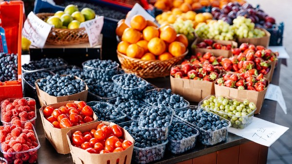 Fructe proaspete, fructe de pădure și legume la taraba unei piețe agricole 