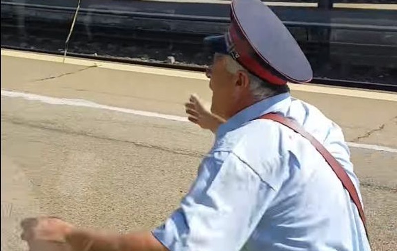 VIDEO | Scene comice în Gara de Nord. "Nașul" trenului București-Târgoviște, uitat pe peron