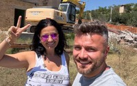Gabriela Cristea și Tavi Clonda pe șantierul casei din Italia | Foto: Facebook