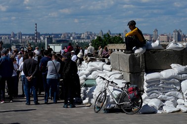 Un bărbat participă la un concert de stradă în timpul sărbătorilor de Ziua Kievului la Kiev, Ucraina, duminică, 29 mai 2022. Capitala Ucrainei sărbătorește aniversarea înființării în fiecare ultima duminică a lunii mai. Foto: Profimedia