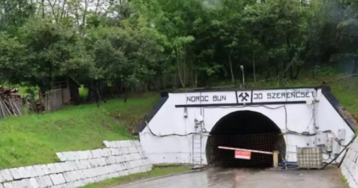 Intrarea principală în Salina Praid, marcată de mesajele „Noroc Bun” și „Jó Szerencsét!”