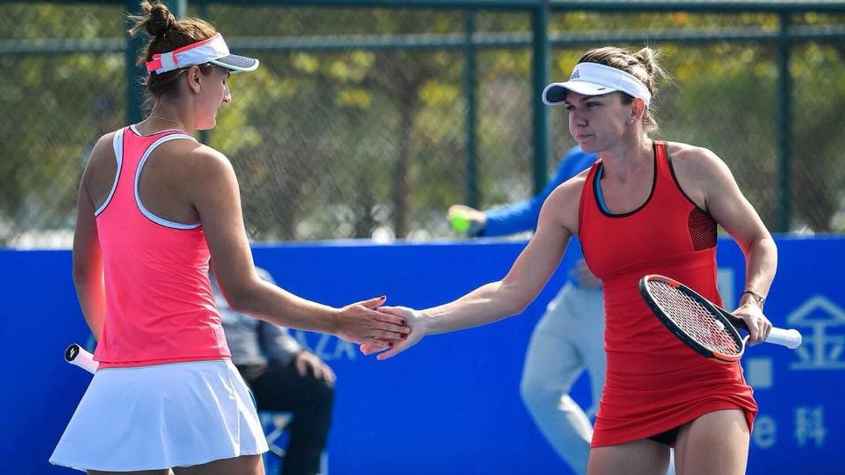 Simona Halep, stânga, este decisă să câștige semifinala cu Irina Begu, stânga
