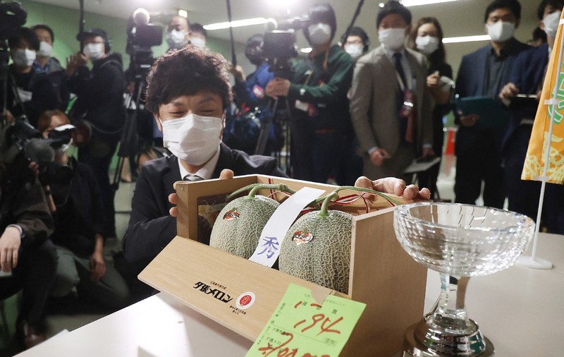 Doi pepeni galbeni, vânduți la licitație cu peste 20.000 de euro, în Japonia