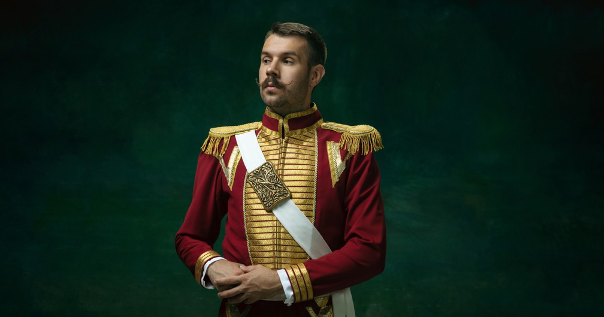 Care este diferența dintre un împărat și un rege - Imagine cu un tânăr îmbrăcat în uniformă, o ţinută şi o figură care amintesc de ţarul Nicolae al II-lea.