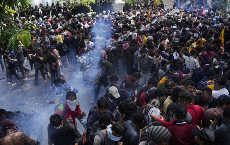 „Fug hoții!”: protest masiv în Sri Lanka, după plecarea președintelui, care și-a anunțat demisia prin telefon. Premierul cere intervenția armatei