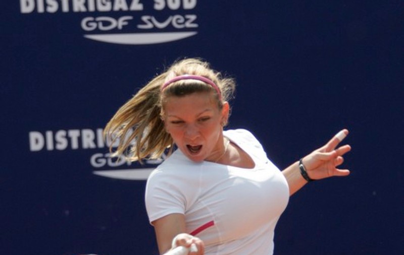 Simona Halep e pe val! Uite ce bust impresionant avea înainte de operaţie! | FOTO