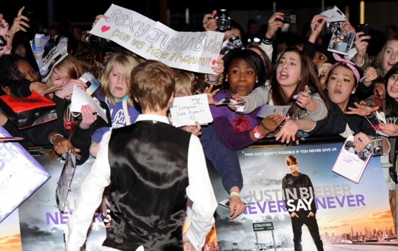 Îşi vând virginitatea ca să cumpere bilete la concertul lui Justin Bieber