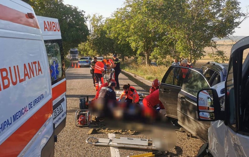 Trei oameni au murit în accidentul dintre un autocar și un autoturism din Botoșani. Alte 15 persoane au ajuns de urgență la spital