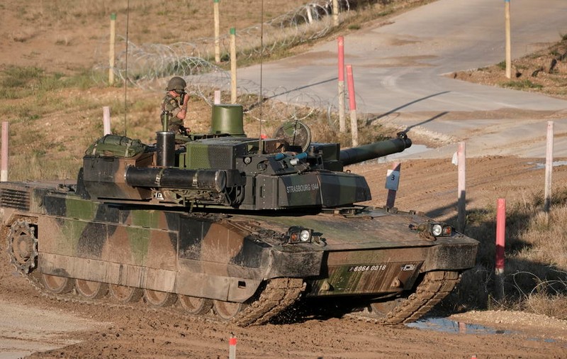 Primele două convoaie de vehicule blindate franceze au plecat spre România