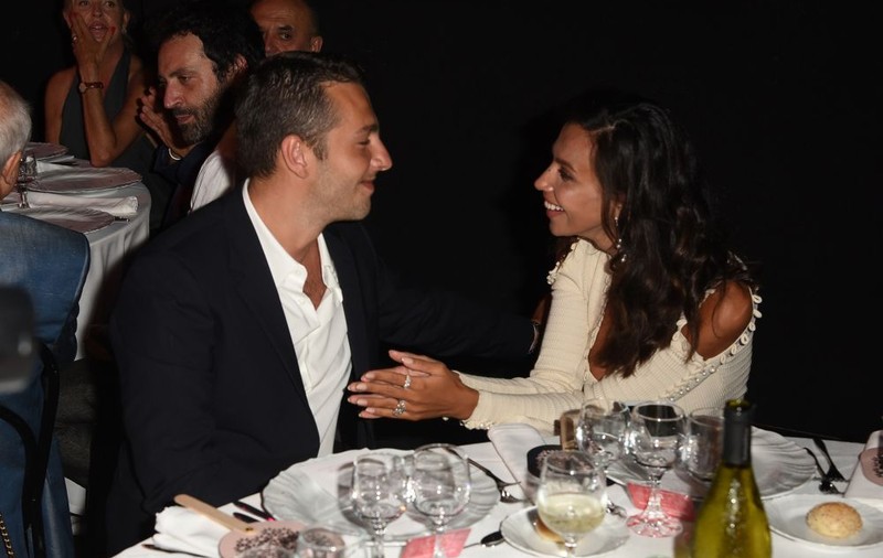 Mădălina Ghenea și-a obișnuit fata cu deplasările. A plimbat-o deja prin Europa