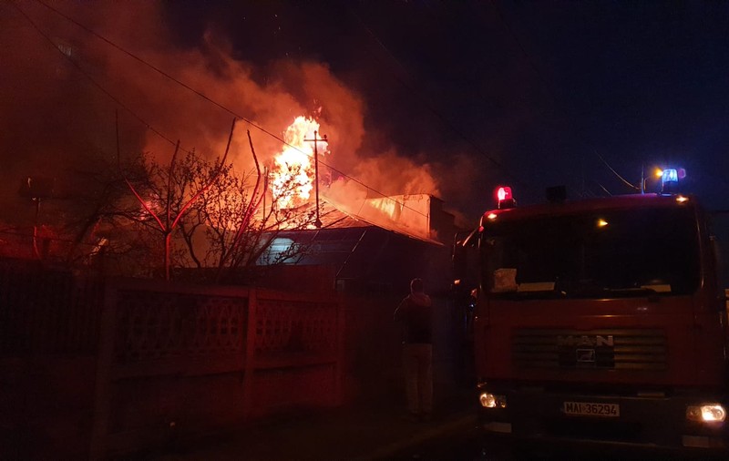 Patru case distruse, după un incendiu puternic în cartierul Ferentari