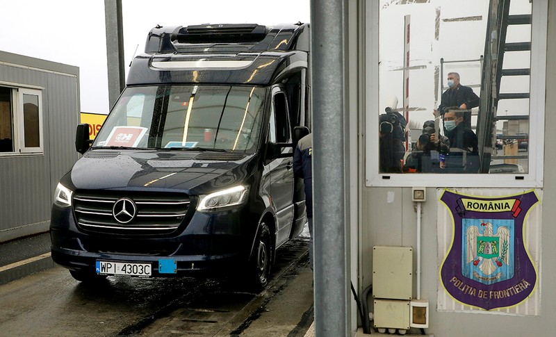 Primele 10.000 de doze de vaccin anti-COVID-19 au ajuns în România cu un camion special, pe la Vama Nădlac II | Foto: Agerpres
