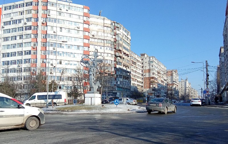 Aspersoarele din Galați au pornit la minus 10 grade și au transformat șoseaua în patinoar: „Se stropesc florile, frate!”