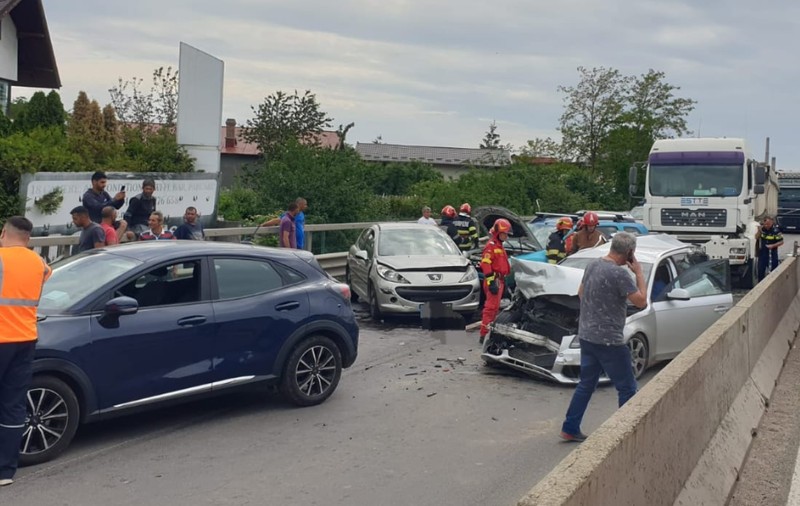 Accident pe DN 1, la Bărcănești, lângă Ploieşti, cu șase mașini și un camion. Doi oameni au ajuns la spital