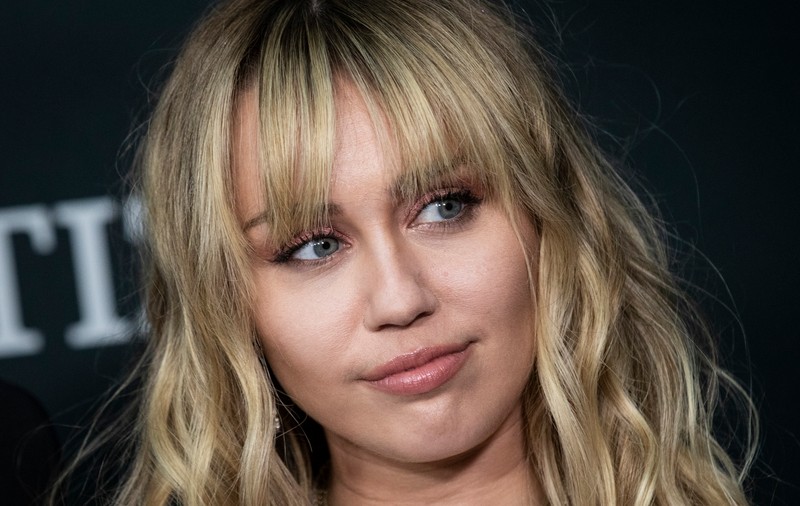 VIDEO | Momentul în care Miley Cyrus este agresată de un fan în Barcelona
