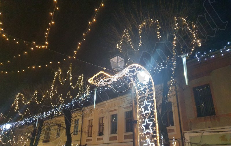 Primăria Bistriţa nu renunţă la iluminatul festiv de iarnă: „Nu suntem în stare de război”, anunță primarul