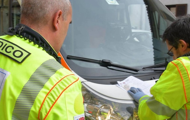 Șofer român de TIR, găsit mort în cabina camionului care era staționat suspect în curtea unei firme de logistică din Italia