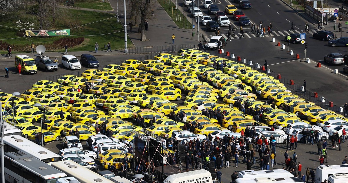 Sute de mașini și autocare sunt adunate în Piața Victoriei