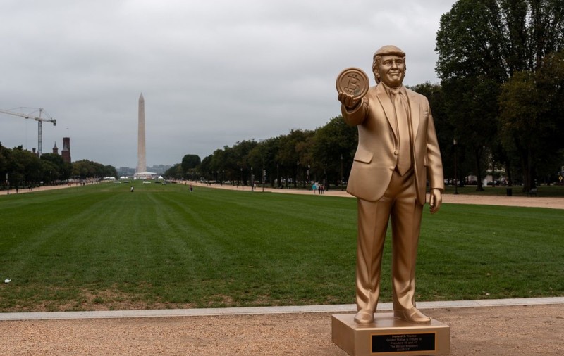 Trump a pariat masiv pe Bitcoin, dar investiția se transformă într-un coșmar financiar. Nici Truth Social nu se simte prea bine acum