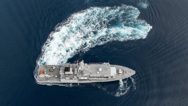 O vedere aeriană a unei nave militare în largul coastei districtului Foca din Izmir, Turcia. Imagine cu caracter ilustrativ. Sursă foto Getty Images.