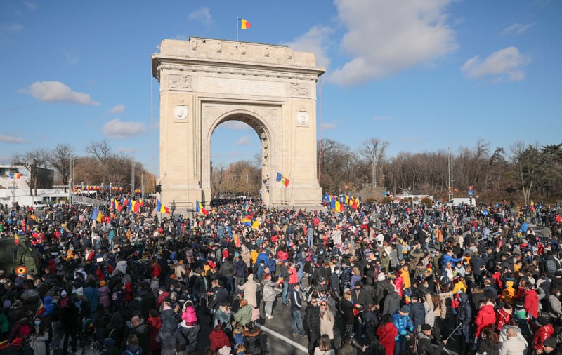 Parada militară de la Arcul de Triumf, atracție pentru bucureșteni. Mii de oameni au mers să vadă defilarea