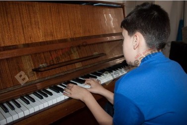 Soții din Alba Iulia care ajută copiii cu autism. Și-au transformat casa în centru pentru copiii cu nevoi speciale