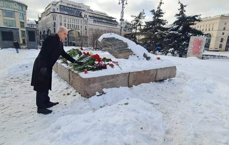 Ambasadorul României la Moscova a depus flori în memoria lui Navalnîi la un monument al represiunii politice de unde au fost arestați sute de ruși: „Poporul rus tânjește după democrație, libertate”