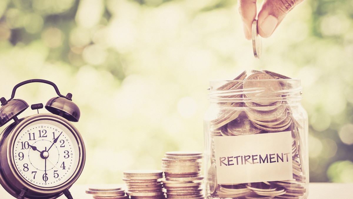 Ce este pilonul III de pensie - Imagine cu un ceas deşteptător, un teanc de monede şi un borcan de monede, sugerând conceptul de economisire pentru pensie.