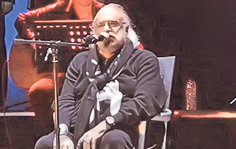 Demis Roussos a cântat la Cluj stând pe scaun