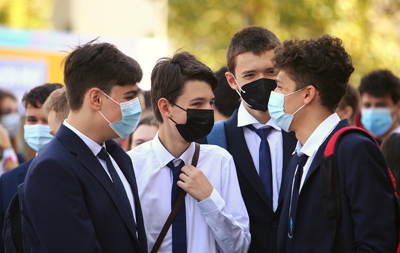 Cum începe școala de luni: elevi în bănci, la rată de vaccinare de 60% în rândul personalului din școală