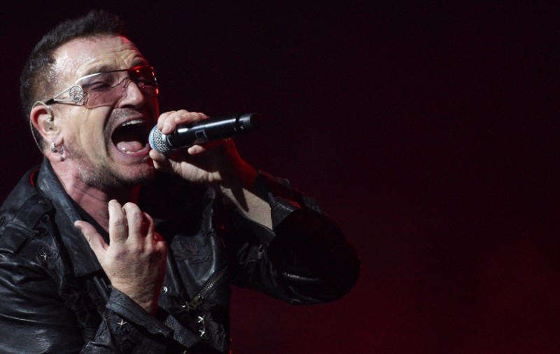 Bono, solistul U2, primeşte 13 milioane de euro din asigurarea medicală