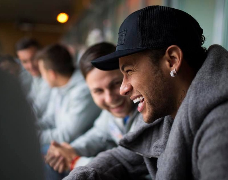 Neymar a primit cadou steagul României și un clop de oșan de la campionii mondiali la fotbal 5 la 5 / GALERIE FOTO&VIDEO