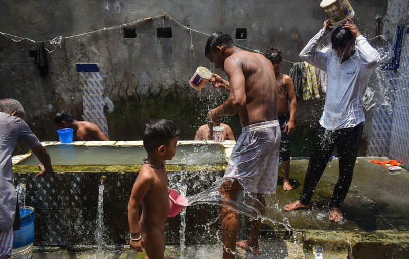 În jur de 100 de oameni au murit în două state din India, pe fondul unui val de căldură puternică