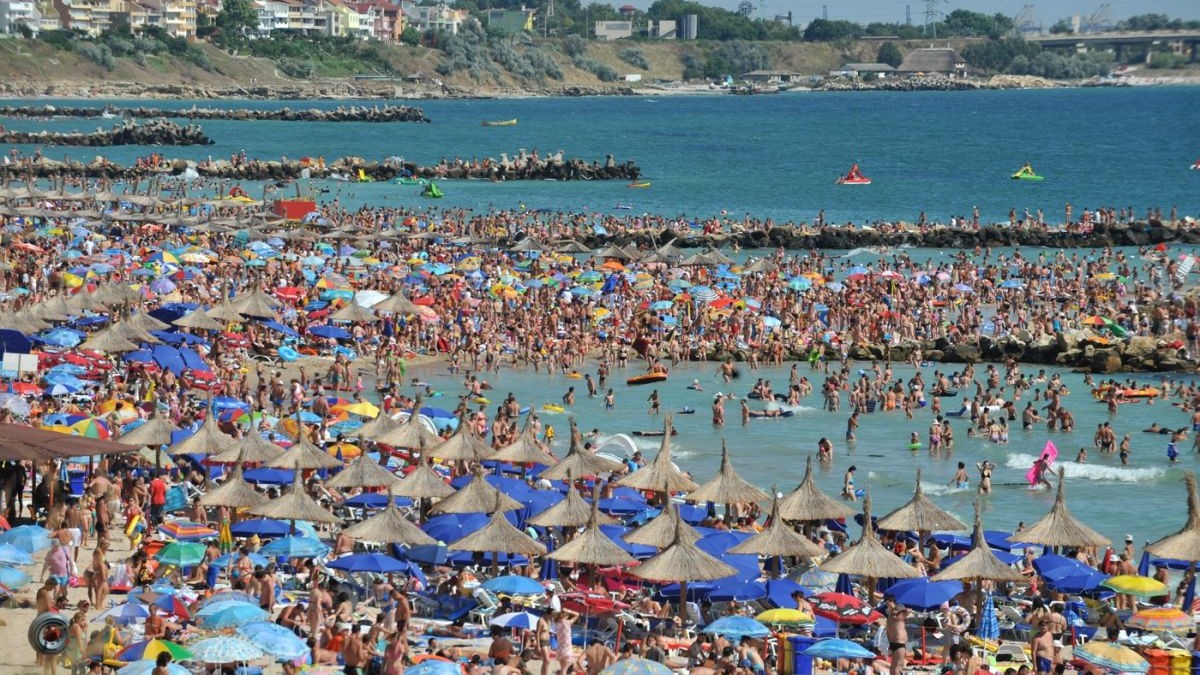 Vedere de ansamblu a stațiunii litorale Mamaia, sâmbătă, 8 august 2008.