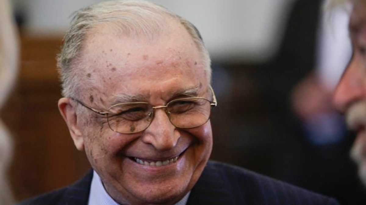 Protestatarul Marian Ceaușescu, amendat pentru că a făcut scandal în fața casei lui Ion Iliescu