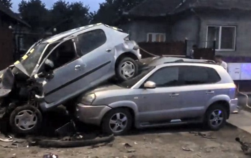 Un șofer beat și fără permis a produs un accident spectaculos în Cluj. A luat pe capotă o mașină parcată | FOTO & VIDEO