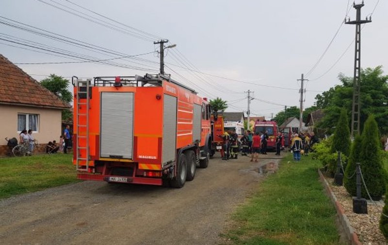 O fetiță de 2 ani din Arad a suferit arsuri grave, după ce frații ei s-au jucat cu focul în camera în care se aflau