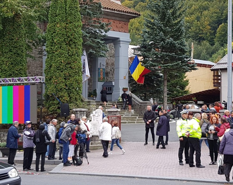 CORESPONDENȚĂ DIN SINAIA/ Primii „nuntași” s-au adunat la Sinaia, la nunta fostului Principe Nicolae. Cum a fost decorată biserica