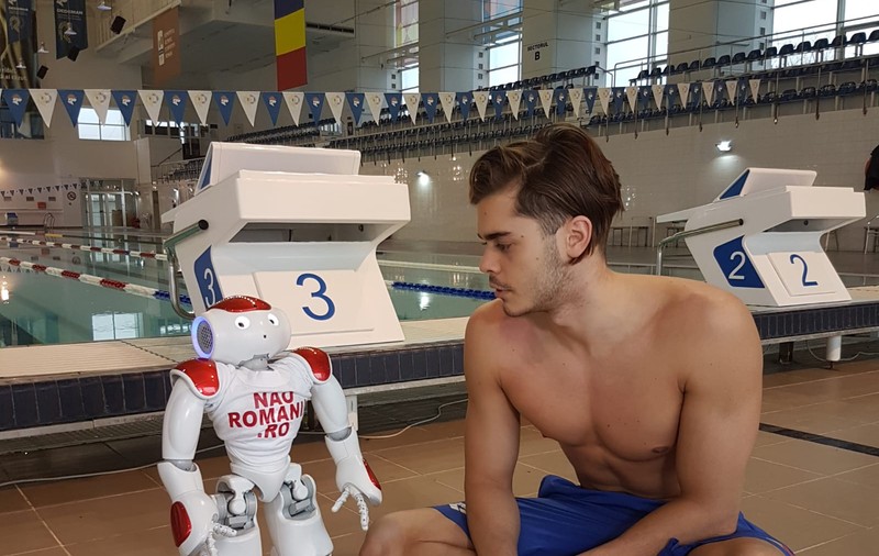 Înotătorul Robert Glință se pregătește cu un robot pentru Jocurile Olimpice 2020 de la Tokyo