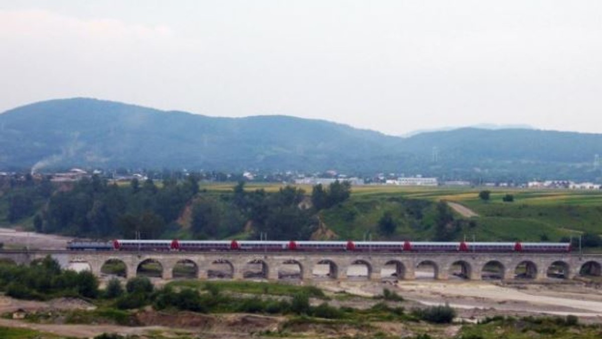 Ce spun spun oficialii CFR despre podul feroviar de la Bobolia, grav afectat de viituri. Va fi pus în siguranţă “în perioada următoare”