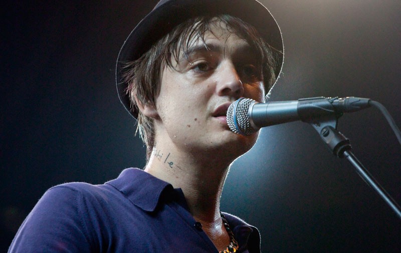Pete Doherty, ţinut în viaţă cu ajutorul aparatelor