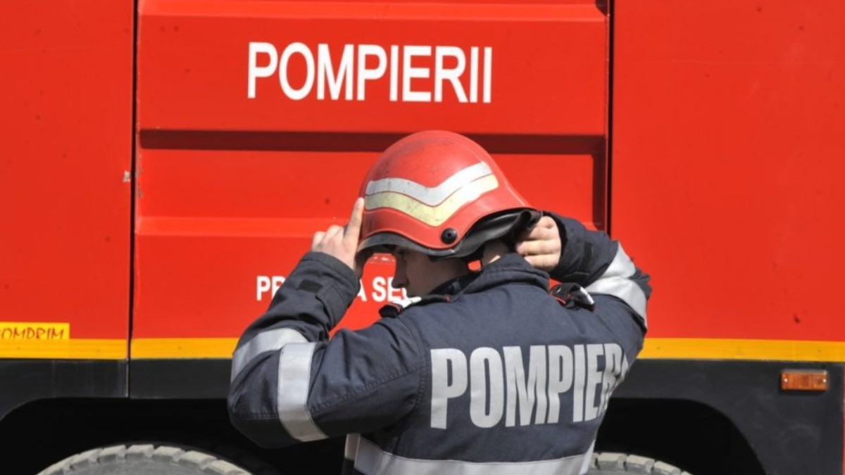Un pompier aflat în timpul liber a stins singur un incendiu