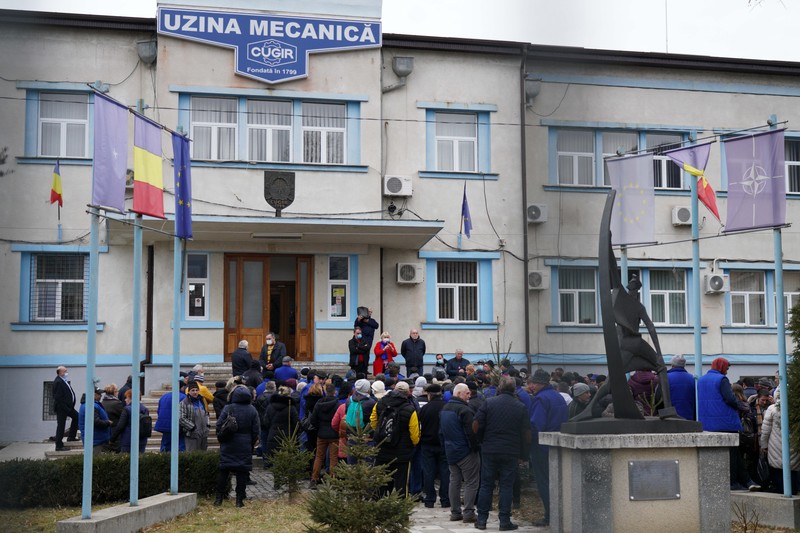 După 3 ore de negocieri, secretarul de stat a ieșit să le prezinte celor de la UM Cugir aceeași ofertă ca la vecini și să-i îndemne pe oameni să se întoarcă la muncă
