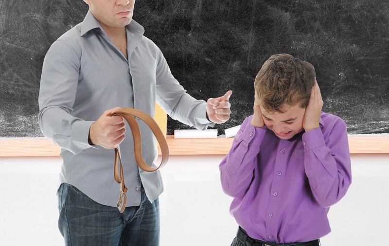 Cum a fost pedepsit un învățător care și-a scos cureaua în sala de clasă și a lovit un elev de 9 ani în fața colegilor
