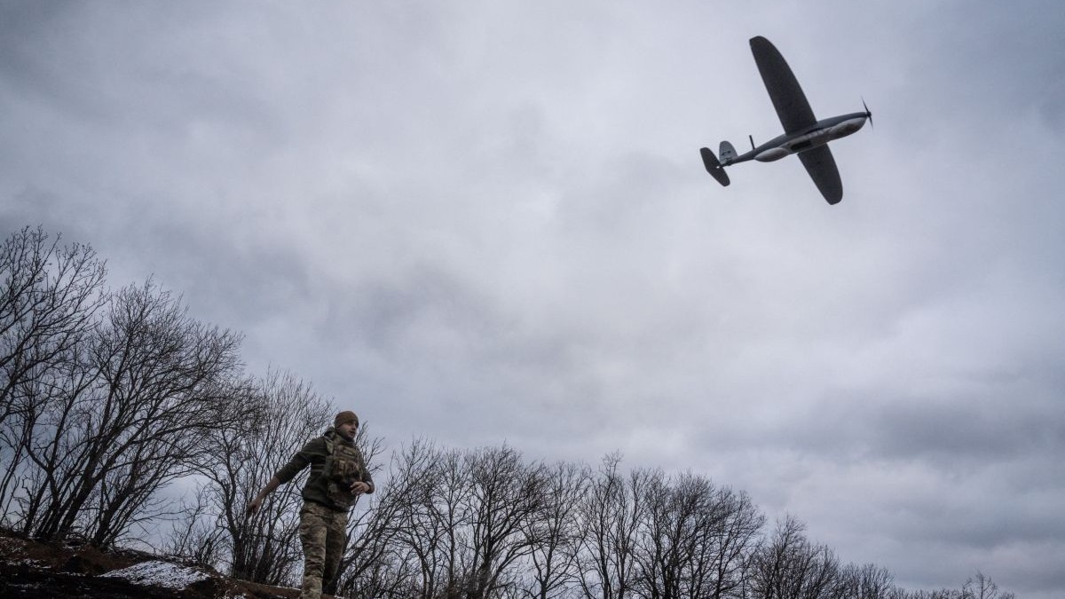 Militari ucraineni operează o dronă de recunoaștere în zona Pokrovsk, Ucraina, pe 14 ianuarie 2025.