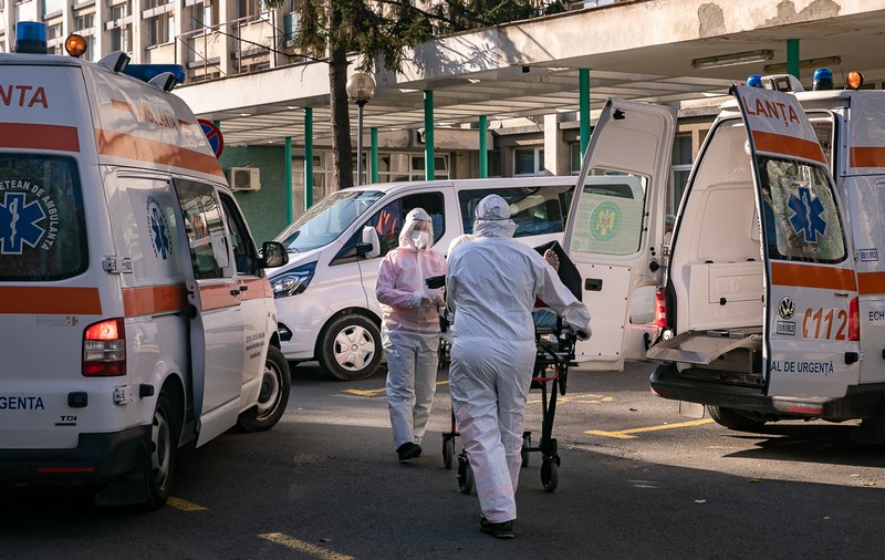 VIDEO | Scandal într-un dispensar din Timiș. Ruda unui pacient, fugărită de un medic. A intervenit poliția