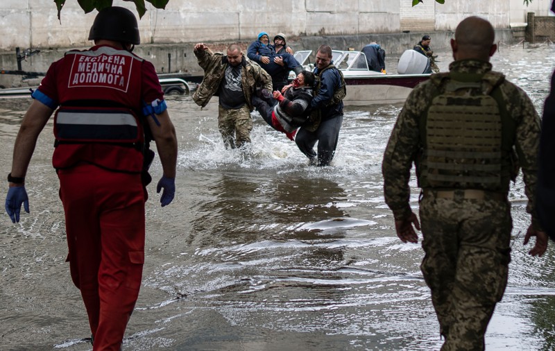 3 morți și zeci de răniți, după ce rușii au bombardat o barcă de evacuare a oamenilor afectați de inundațiile din Herson, susține Ucraina